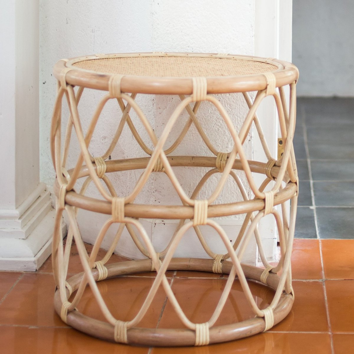 Runder Rattan-Beistelltisch – Kleiner Boho-Couchtisch – Nachttisch Rattan Beige – Handgefertigter Tisch aus natürlichem Rattan (Ø 45 cm) MUARA