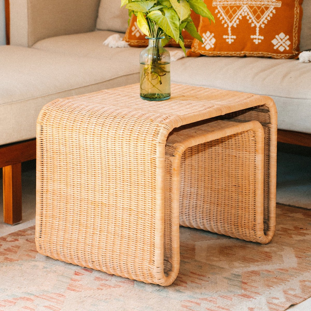 Rattan-Beistelltisch mit stabilem Metallgestell – handgefertigter Couchtisch BAYU