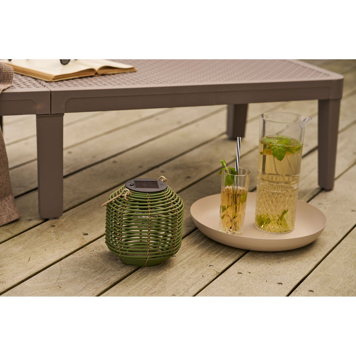 Crewe Lantern, wiederaufladbar mit integriertem Solarpanel, grün