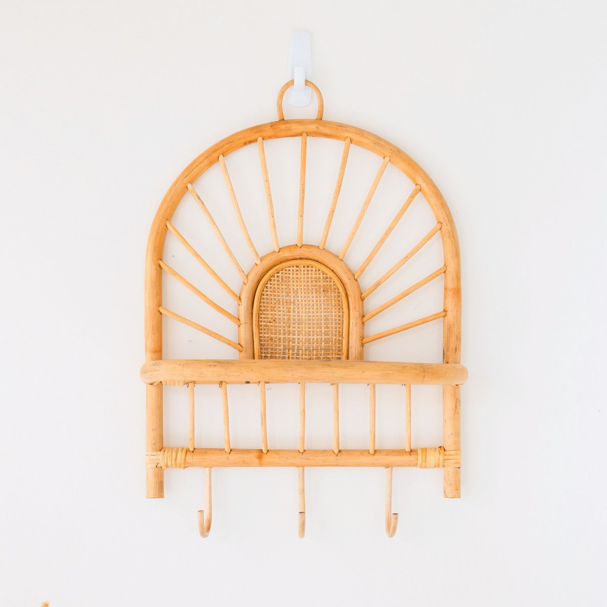 Rattan-Wandregal – Kleines Boho-Wandregal – Hängendes Rattan-Regal – Kleider- oder Schlüsselhaken – Handgefertigtes Regal aus Rattan (41 x 53 cm) BANTEN