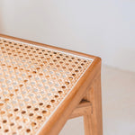 Holzhocker – Massiver rechteckiger Hocker – Handgefertigter quadratischer Hocker aus Regenbaumholz mit geflochtener Rattan-Sitzfläche SUBANG