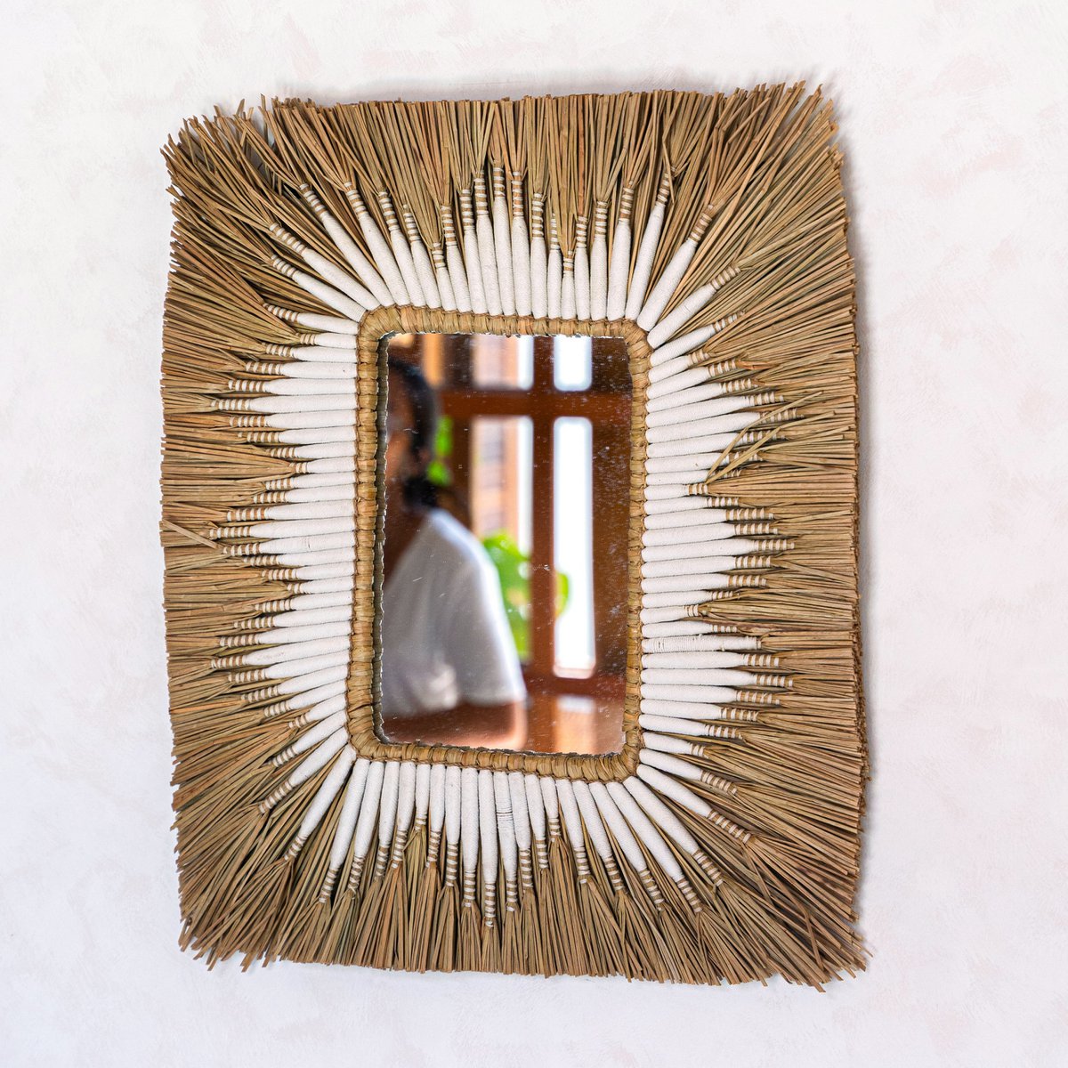 Seegraswandspiegel - rechteckiger Boho -Hangspiegel - Randwandspiegel mit weißem Baumwollmuster 60x50 cm Kirana