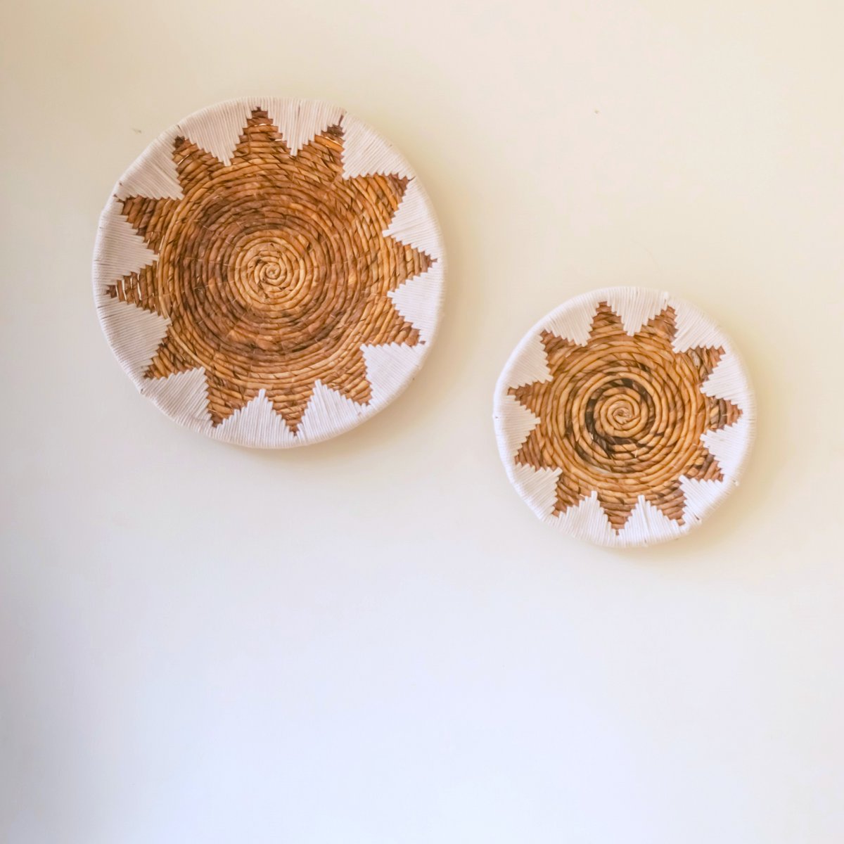 Runder Boho-Wandkorb – gewebte Wanddekoration – dekorative Schale – gewebter Wandteller mit gesticktem Sternmuster ADARI (2 Größen, Ø30/40 cm)