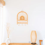 Rattan-Wandregal – Kleines Boho-Wandregal – Hängendes Rattan-Regal – Kleider- oder Schlüsselhaken – Handgefertigtes Regal aus Rattan (41 x 53 cm) BANTEN