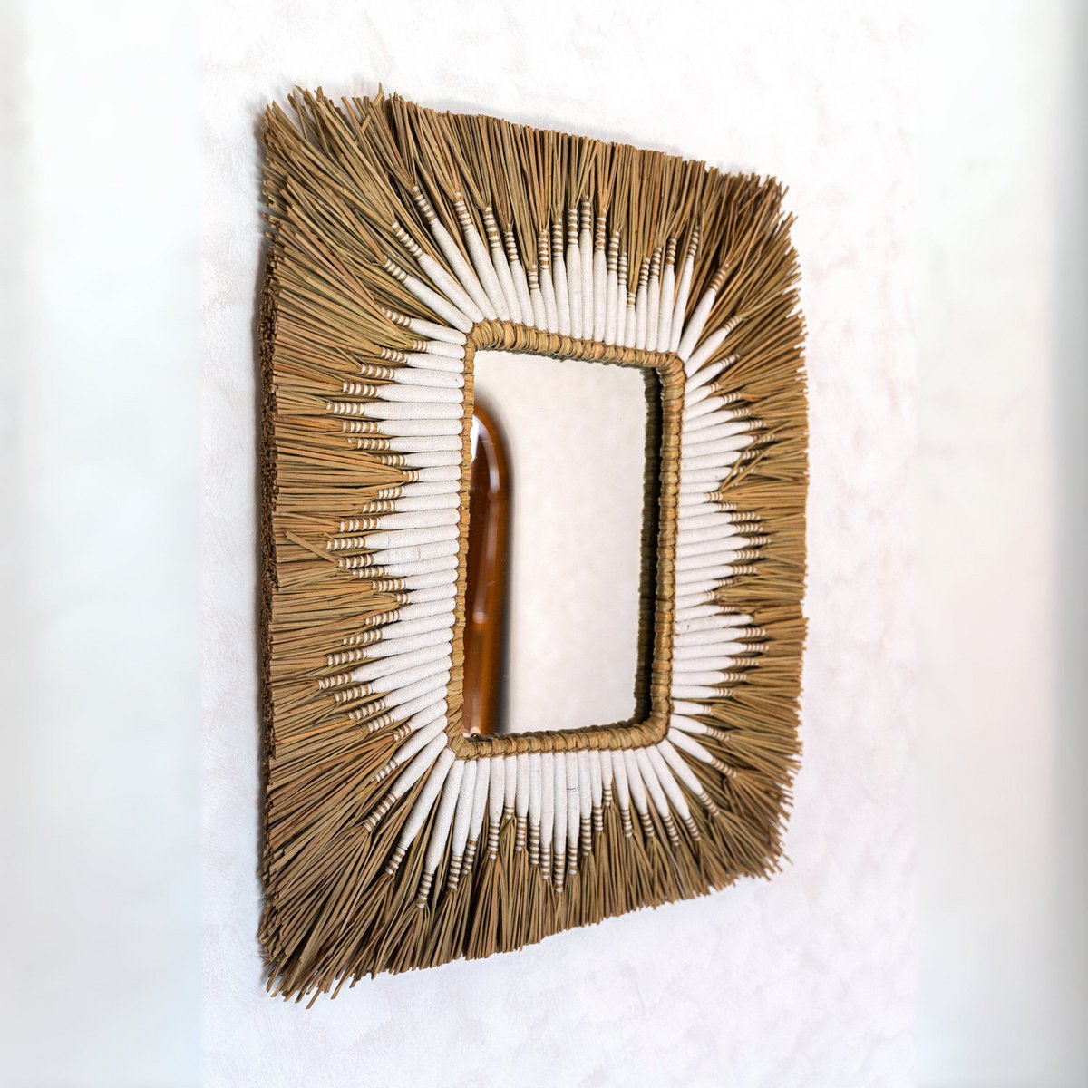 Seegraswandspiegel - rechteckiger Boho -Hangspiegel - Randwandspiegel mit weißem Baumwollmuster 60x50 cm Kirana